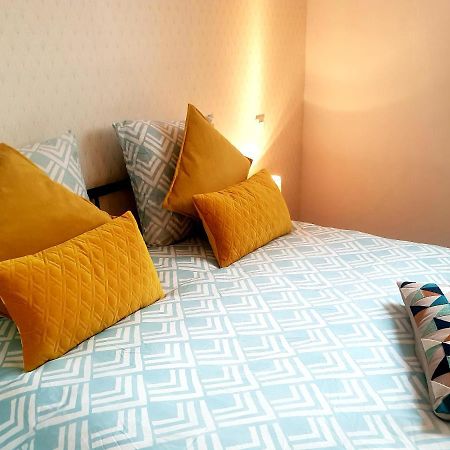 Studio Centre Apartment Динан Екстериор снимка